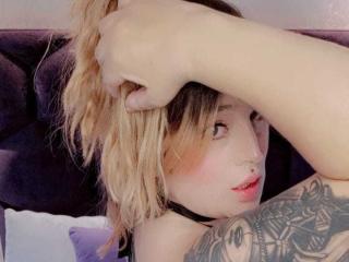 Poza sexy de profil a modelului IsabellaRoshe, pentru un intens show webcam live !